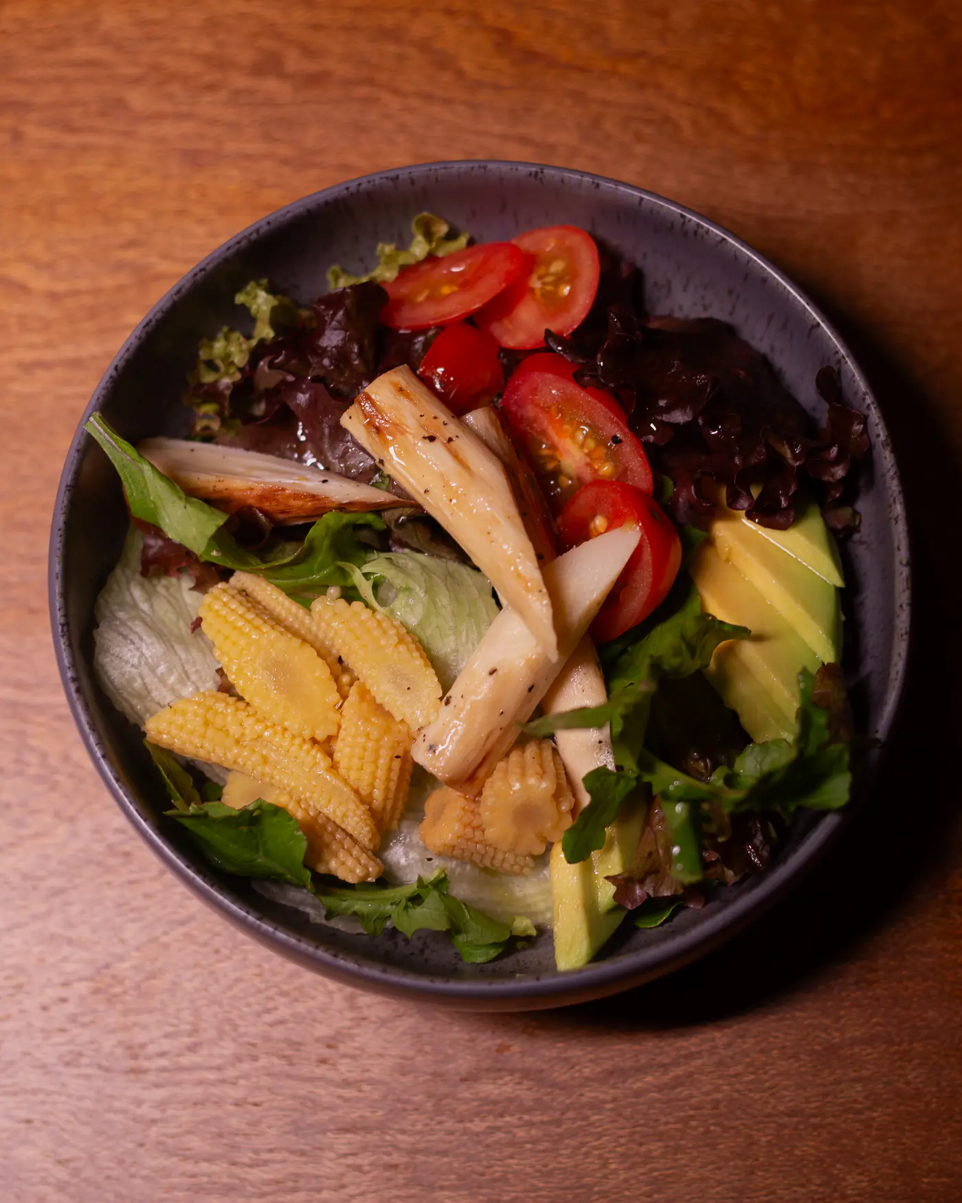 Ensalada Tomate misionero con palta, choclitos, cherry y palmitos grillados